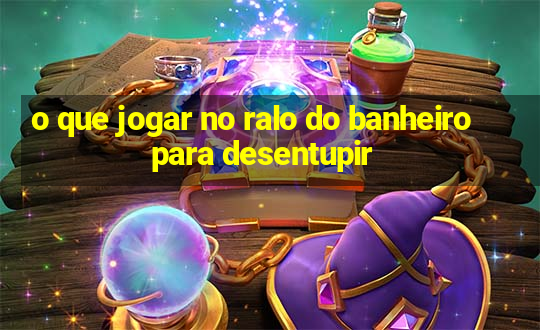 o que jogar no ralo do banheiro para desentupir