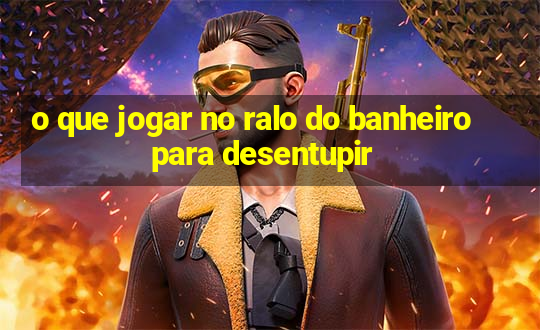 o que jogar no ralo do banheiro para desentupir