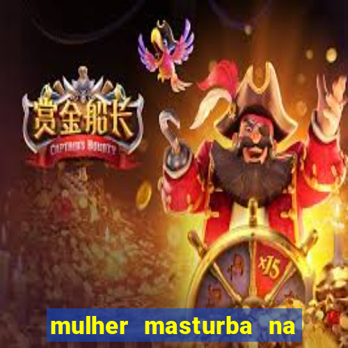 mulher masturba na quina da cama