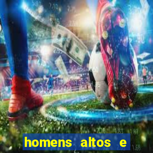 homens altos e magros pelados