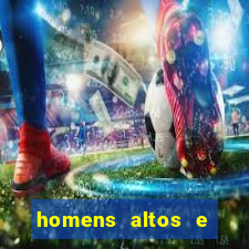 homens altos e magros pelados