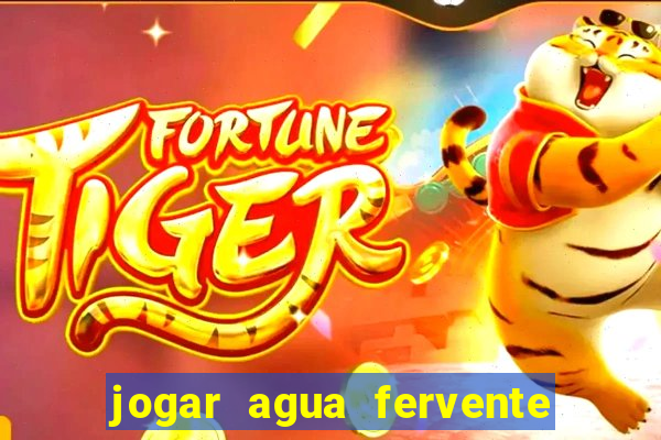 jogar agua fervente no vaso